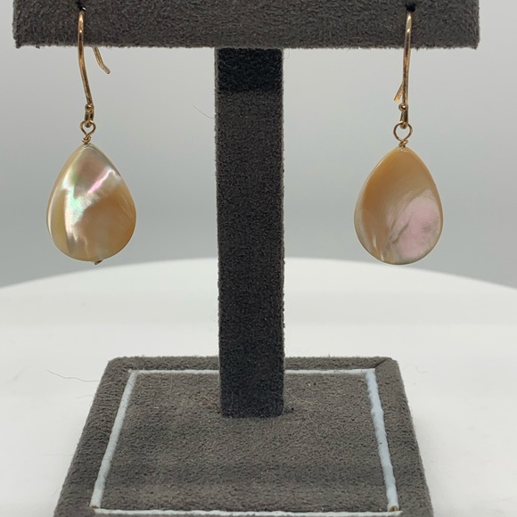 Mother of pearl tear drop earrings - Picture 3 of 5